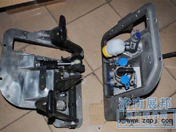 AZ9925360001,組合踏板操縱總成,濟(jì)南冠澤卡車(chē)配件營(yíng)銷(xiāo)中心