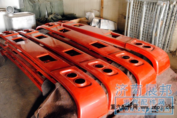 AZ1641241003,原廠裝車HOWO最新款保險(xiǎn)杠總成,濟(jì)南冠澤卡車配件營銷中心