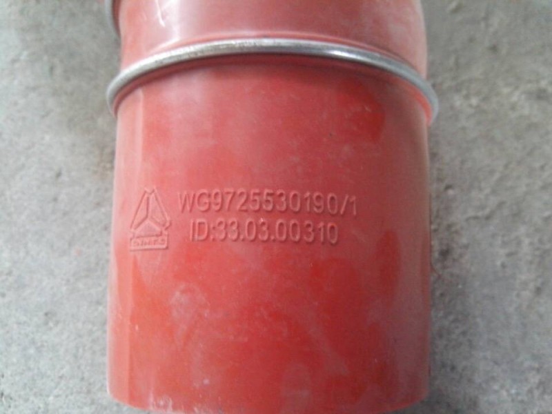 WG9725530190,中冷器進(jìn)氣管,濟(jì)南嘉磊汽車配件有限公司(原濟(jì)南瑞翔)