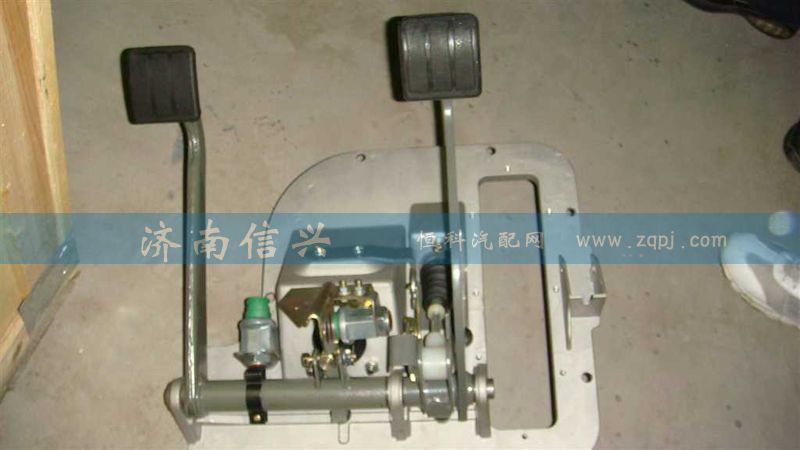AZ9925360001,組合踏板操縱總成（帶制動(dòng)總泵和離合器總泵、踏板等）,濟(jì)南信興汽車配件貿(mào)易有限公司