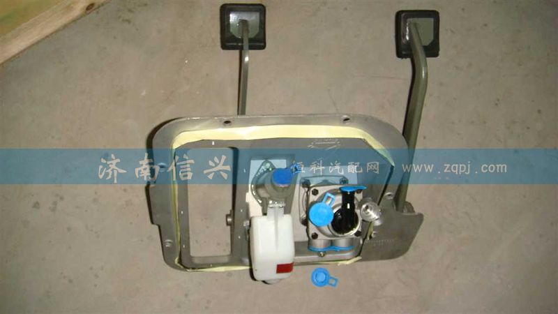 AZ9925360001,組合踏板操縱總成（帶制動(dòng)總泵和離合器總泵、踏板等）,濟(jì)南信興汽車配件貿(mào)易有限公司