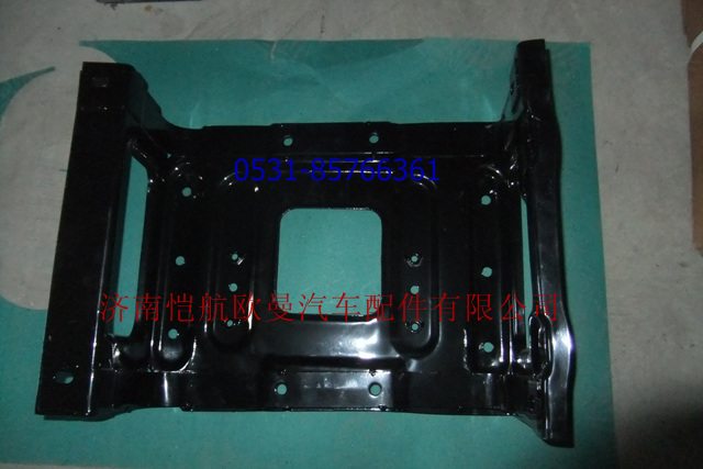 1B24984504106,腳踏板護罩支架右下,濟南愷航歐曼汽車配件有限公司