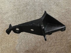 DZ1640430010,前懸置左支座，F(xiàn)ront mount left support F2000,濟南向前汽車配件有限公司