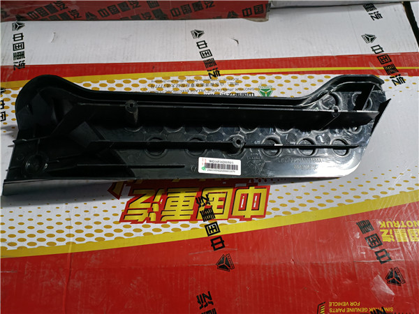 WG1651620050重汽豪瀚N7G左裝飾壓板