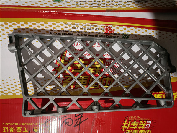 重汽豪沃TH7右翼子板下防滑板WG1664239064