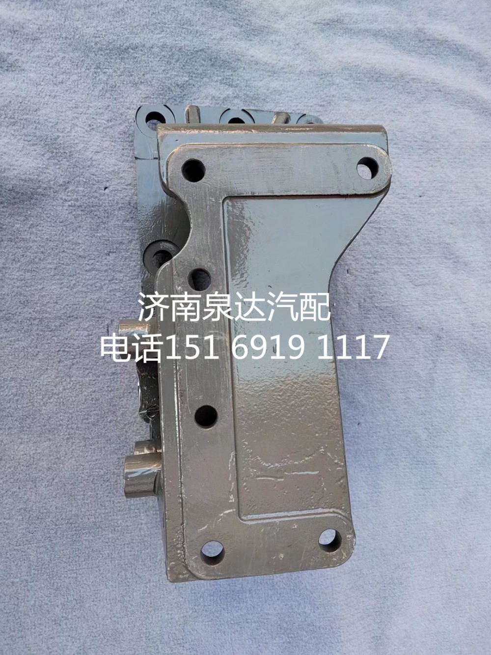 重汽豪瀚原廠方向機(jī)支架轉(zhuǎn)向器支座WG9525470367/WG9525470367