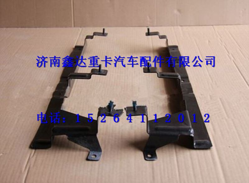 AZ1664110058   ,重汽豪沃A7導(dǎo)風(fēng)罩連接板右                                              ,濟(jì)南鑫達(dá)重卡汽車配件有限公司